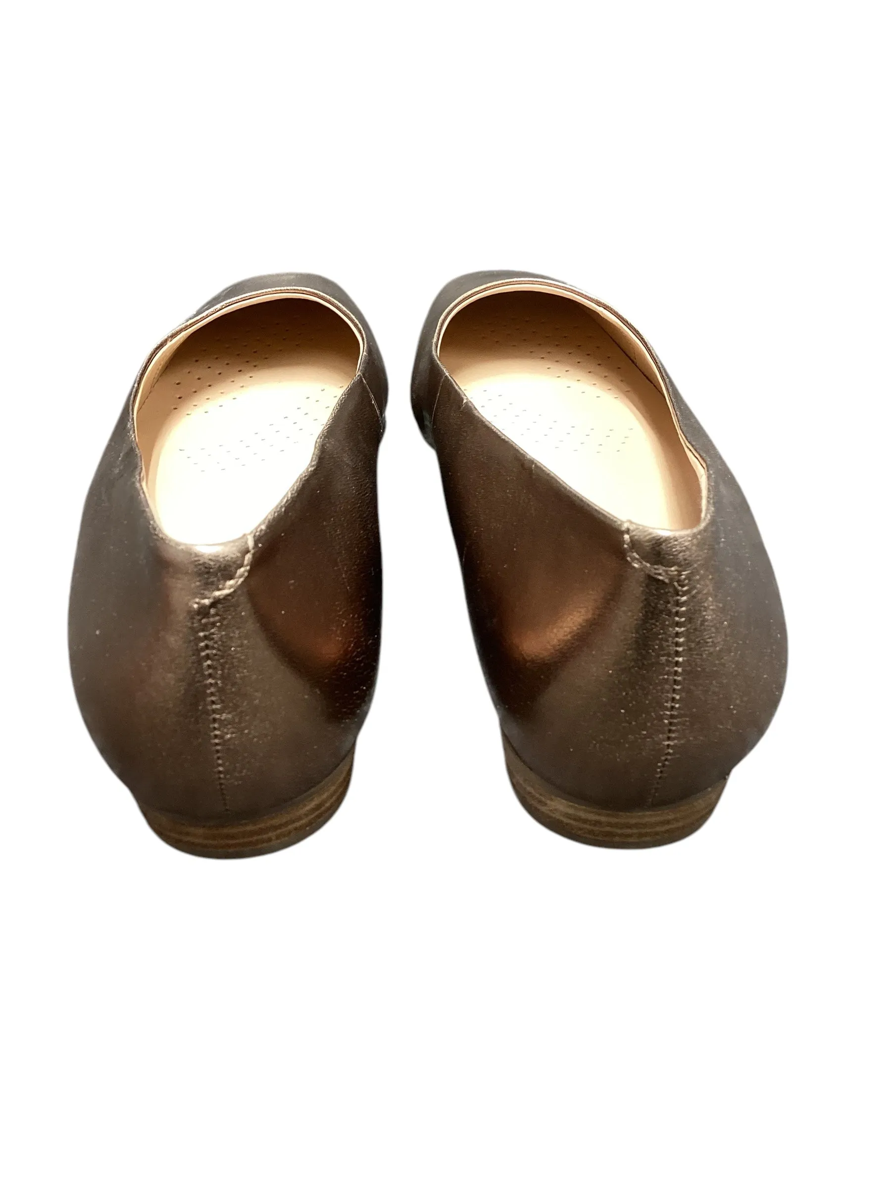 Shoes Flats By Clothes Mentor In Bronze, Size: 10