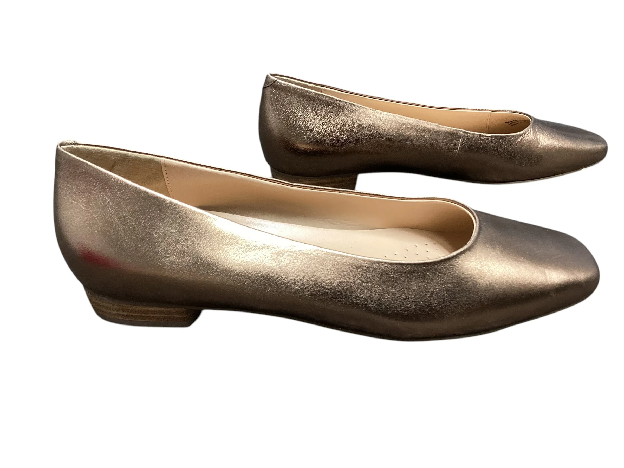 Shoes Flats By Clothes Mentor In Bronze, Size: 10