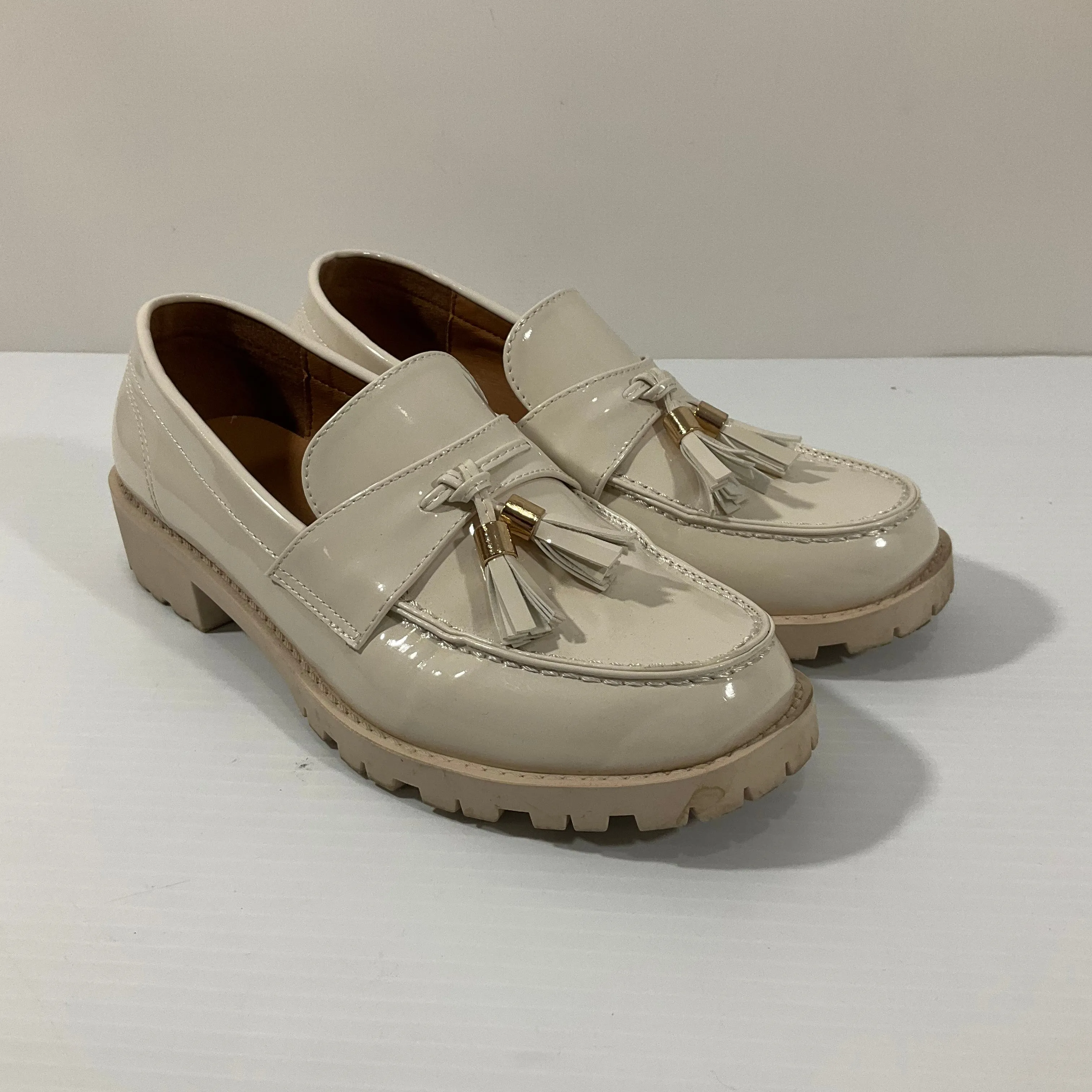 Shoes Flats By Clothes Mentor In Cream, Size: 6.5