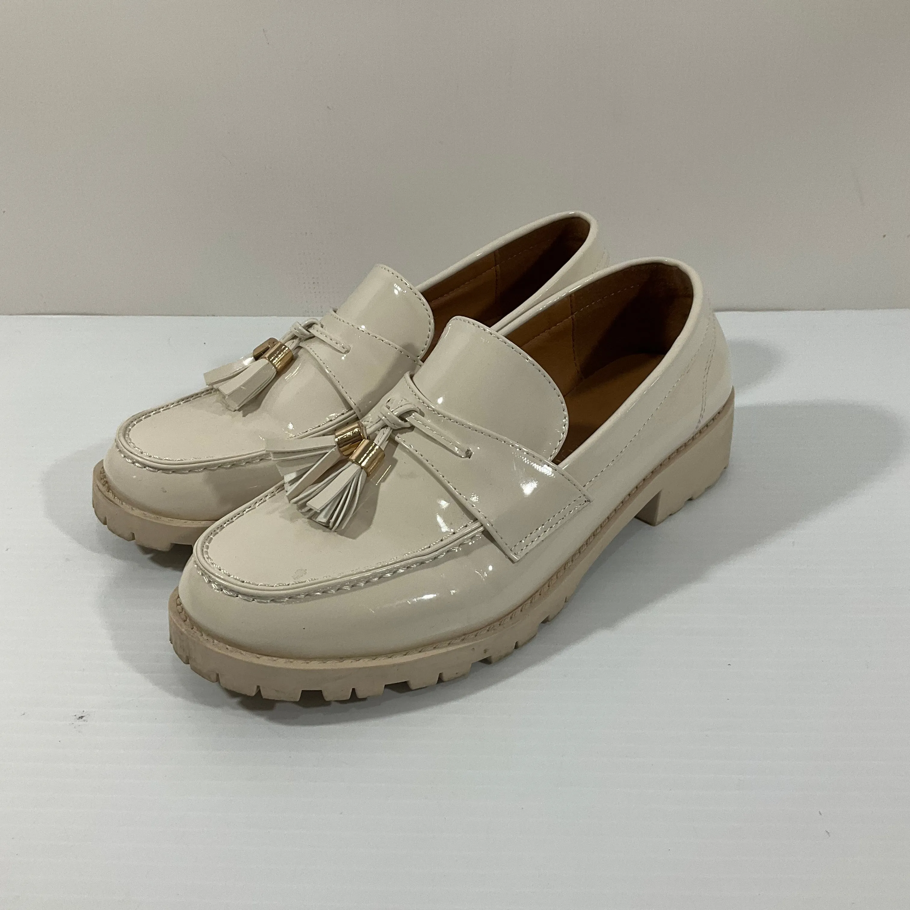 Shoes Flats By Clothes Mentor In Cream, Size: 6.5