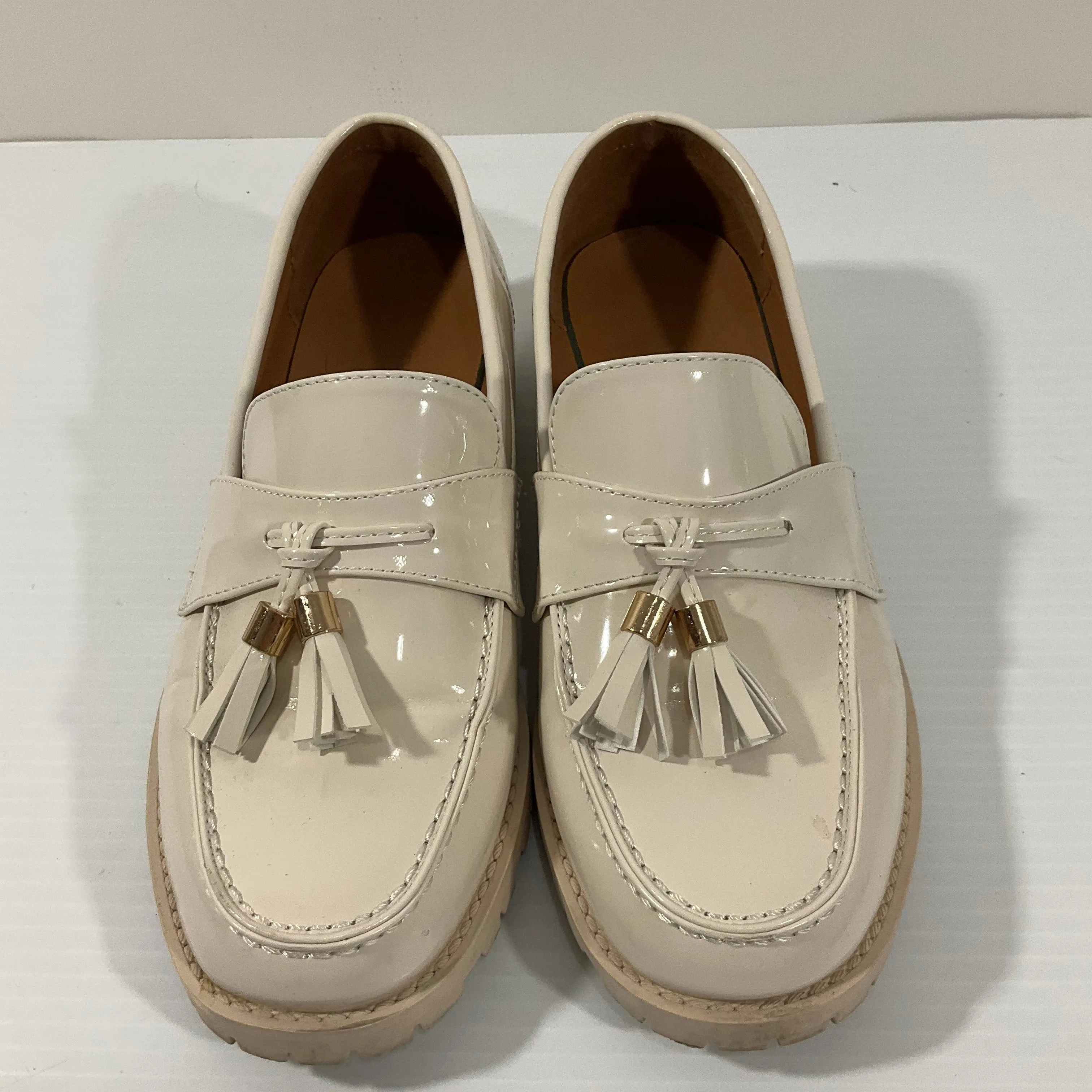 Shoes Flats By Clothes Mentor In Cream, Size: 6.5