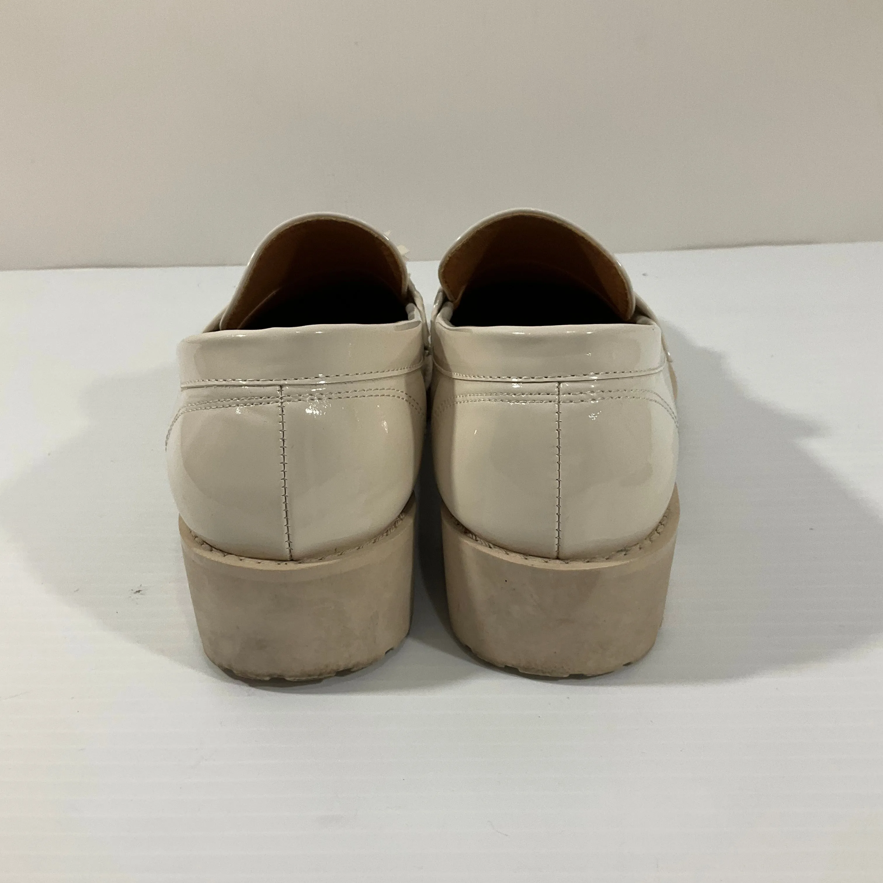 Shoes Flats By Clothes Mentor In Cream, Size: 6.5