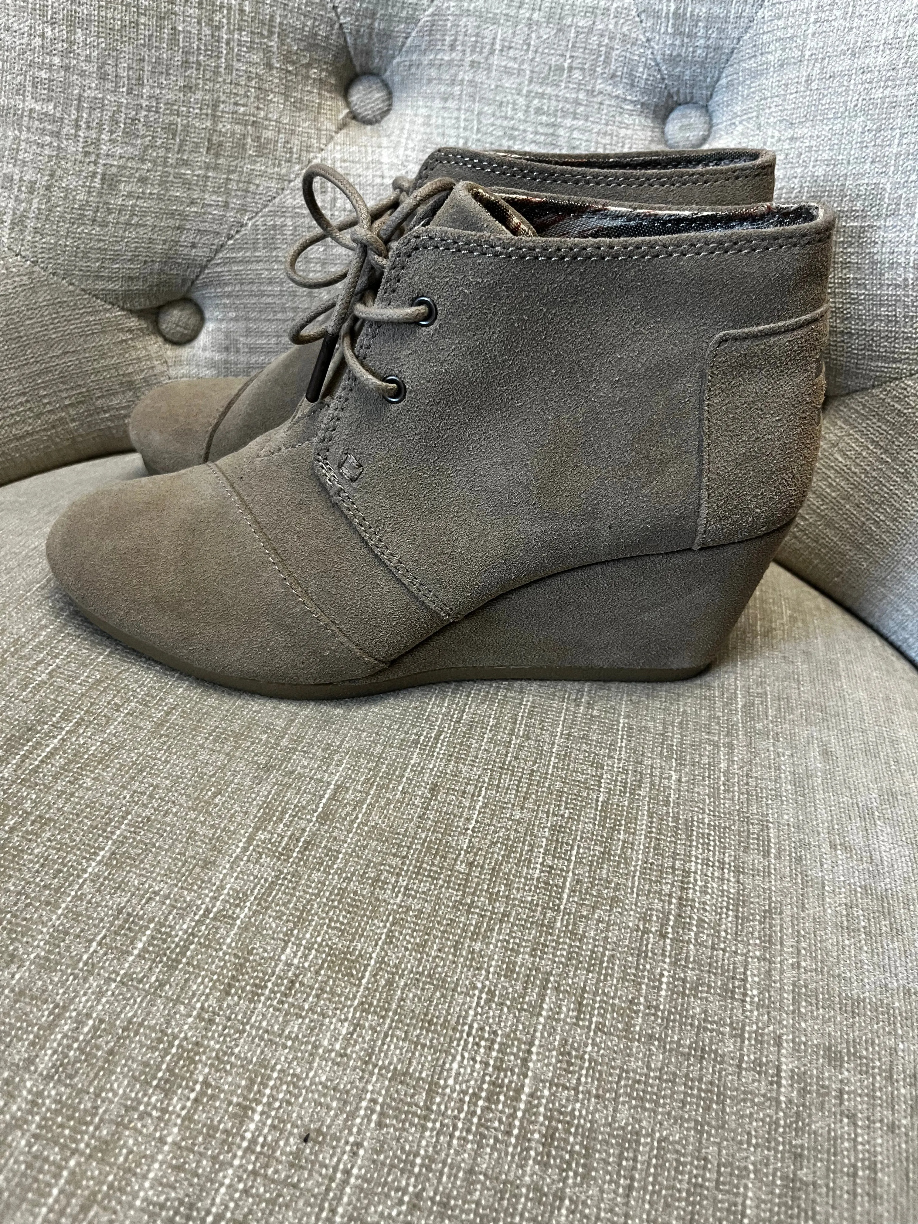 Tom's Suede Wedge Lace-Ups (Size 7 1/2)